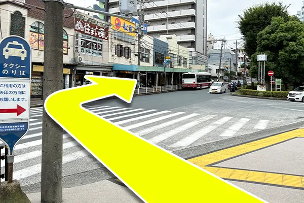 タクシー乗り場を左手に坂を登ります。