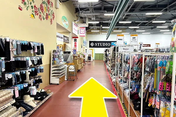 店内に入ってすぐの左側通路へ進みます。