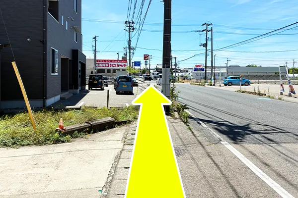 しばらく直進します。