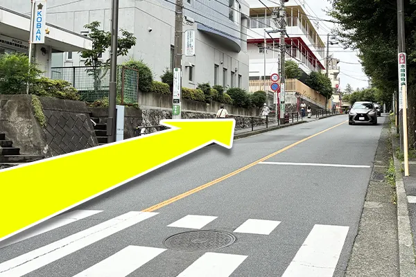 交番前を直進します。