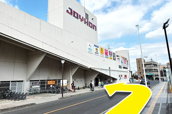 正面にジョイホン小山駅前店が見えてまいります。
