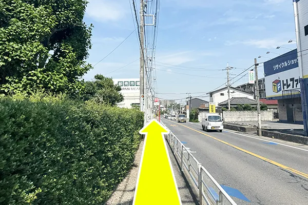 道なりに直進します。
