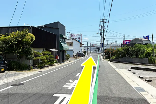 直進します。