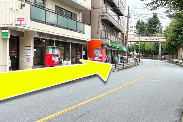郵便局前を直進します。