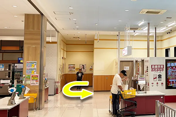 エスカレーター上がってすぐ後ろに進みます。