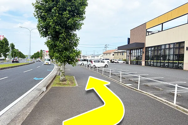 バスから下車したらトウズを目の前にして左に進みます。
