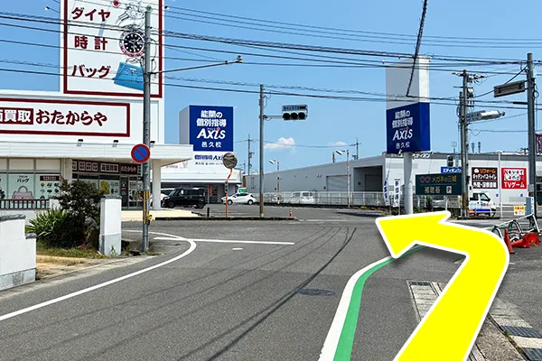 道なりに進むと横断歩道があるので渡ります。

