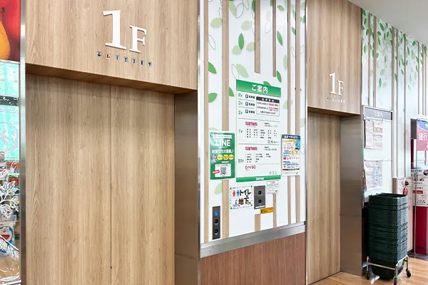 エレベーターで2階へ向かいます。