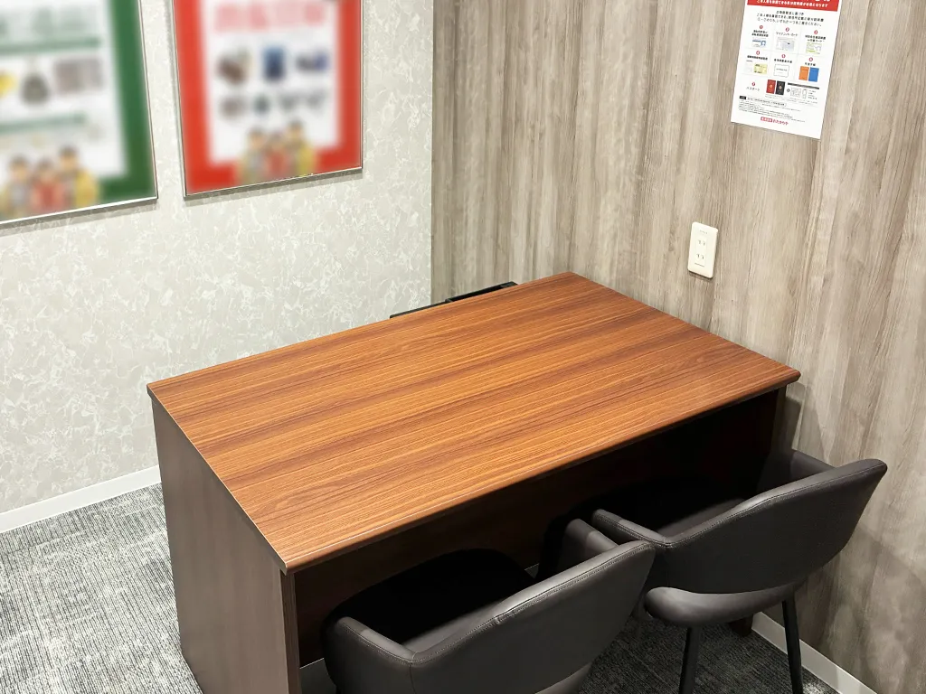 落ち着いた雰囲気の店内になります。