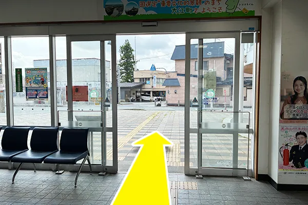 JR左沢駅の出口を出て直進します。
