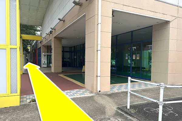 そのまま建物前の通路を進みます。