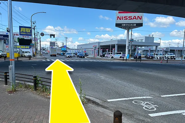 交差点をそのまま真っ直ぐ進みます。