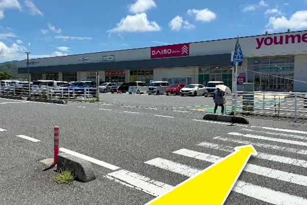 横断歩道を渡って敷地内に入ります。