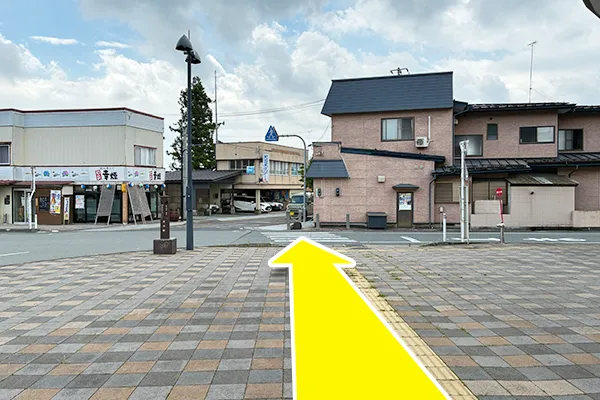出口を出てすぐの横断歩道を渡ります。
