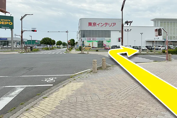信号を渡って右へ曲がります。