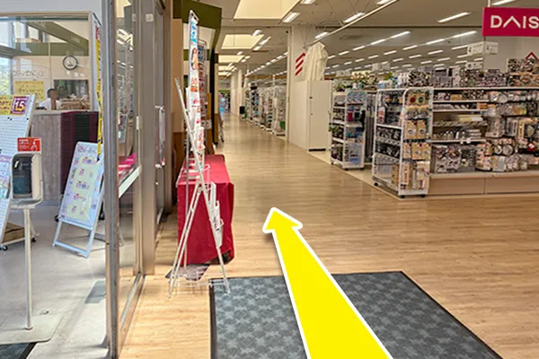 入店したらすぐ左にまっすぐ進みます。