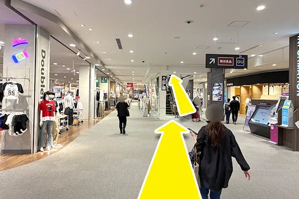 施設内に入りすぐのエスカレーターで4階まで上がります。
