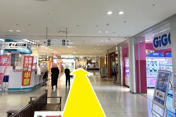 入ったらそのまま正面に真っ直ぐ進みます。
