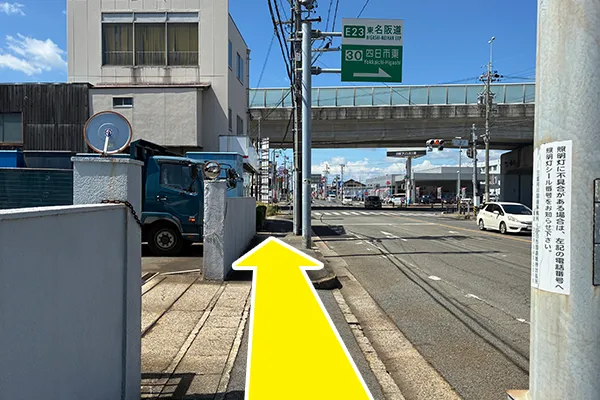 三重県道401号から国道1号線を真っ直ぐ進みます。