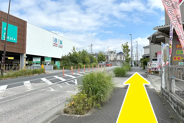 降りてすぐ左に進みます。