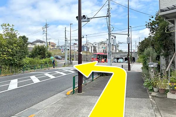 横断歩道を渡ります。