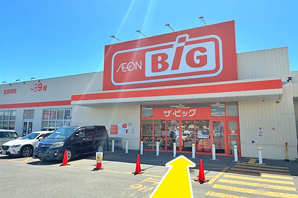 西側出入り口から入店します。