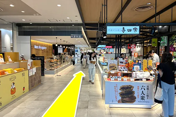 正面入り口から入って通路を真っ直ぐ進みます。

