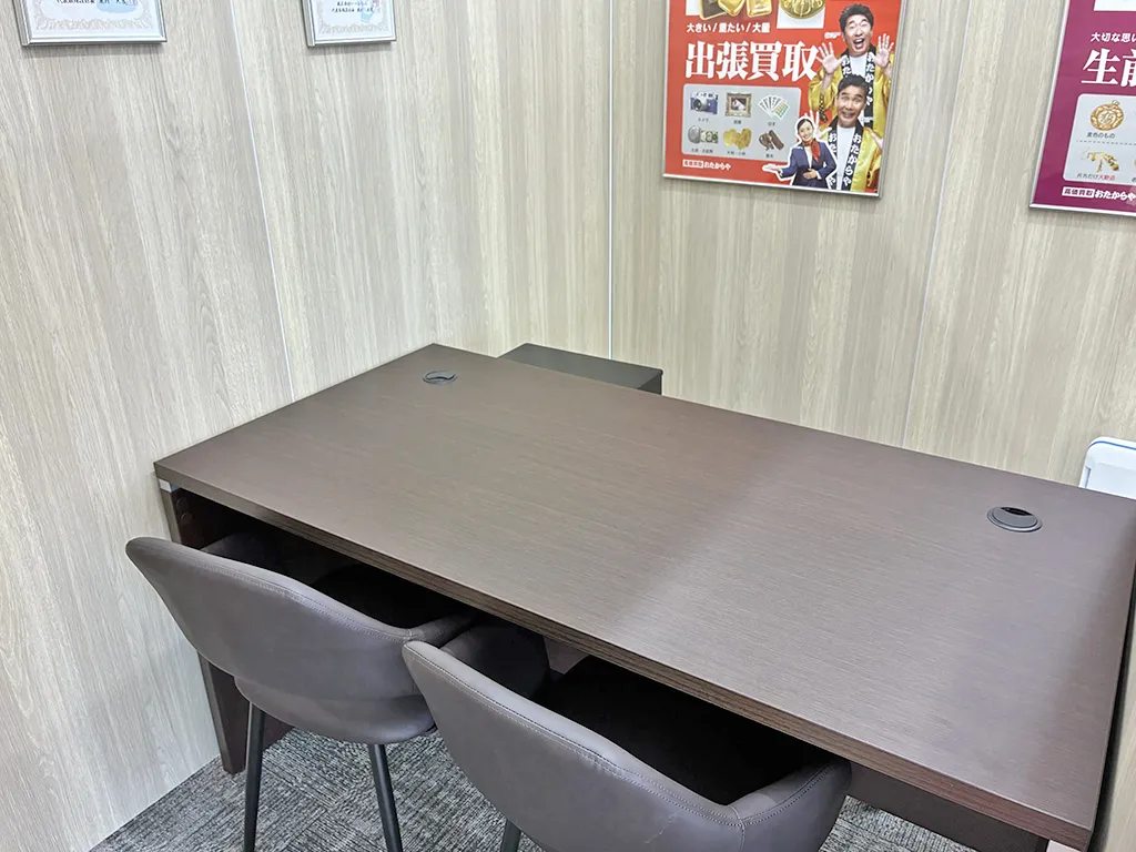 落ち着いた雰囲気の店内になります。