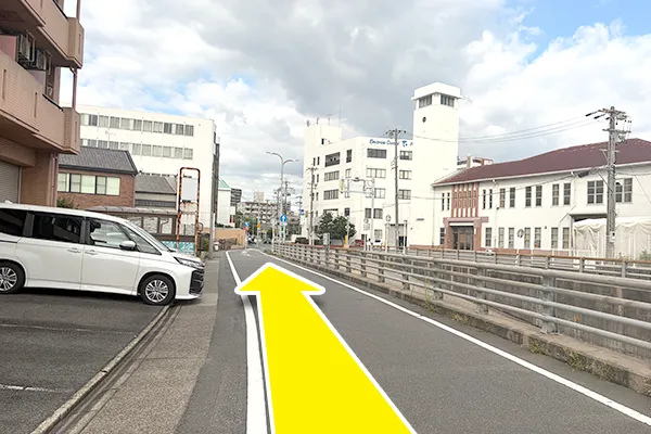 前方の交差点に向かって進みます。