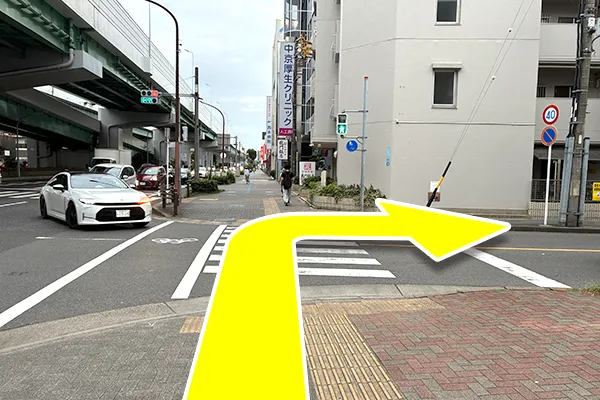 横断歩道を渡り、右へ進みます。