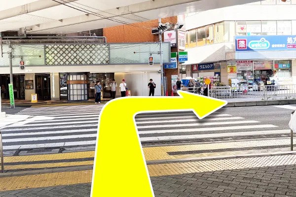 交差点を渡って右に曲がります。