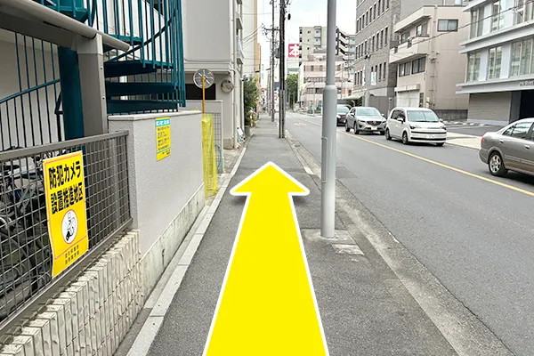 しばらく、道なりに進みます。