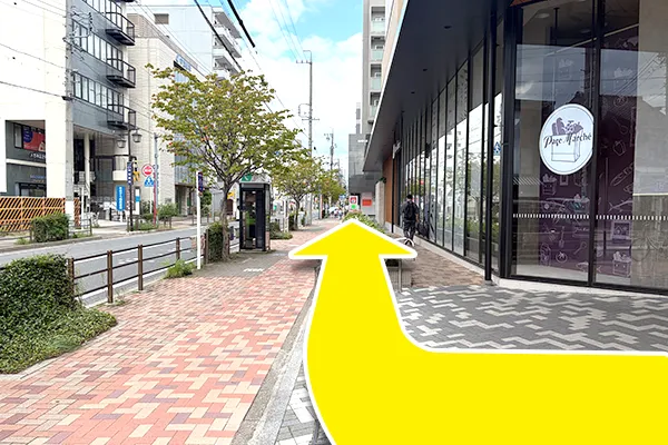 外に出たら、右へ進みます。
