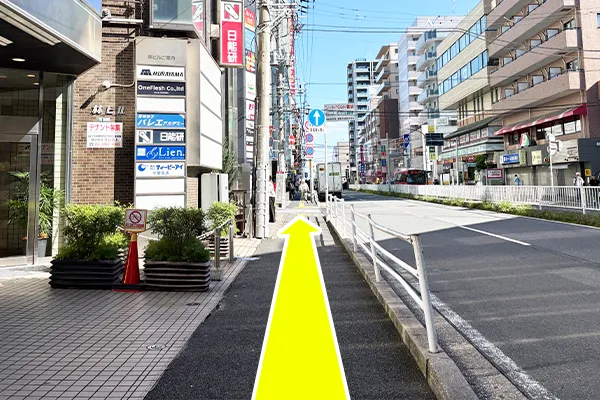大通りを6分ほど直進します。