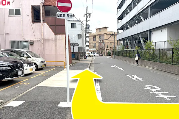次の角をふたたび右に曲がります。