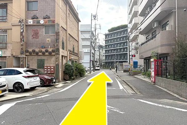 しばらくまっすぐ進みます。
