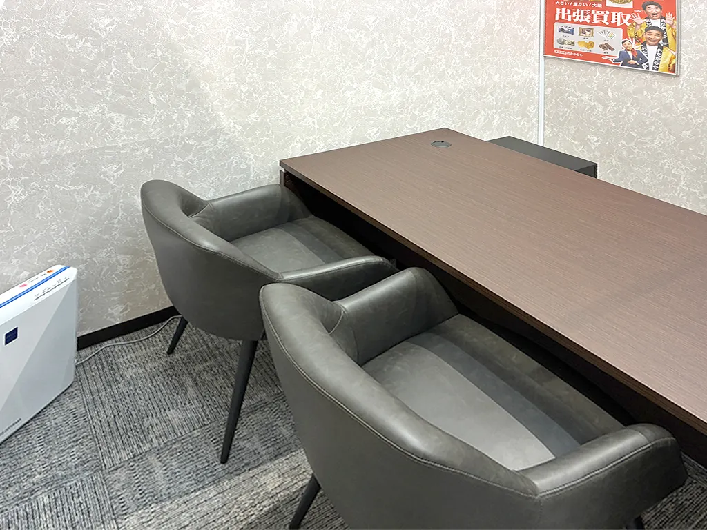 落ち着いた雰囲気の店内になります。