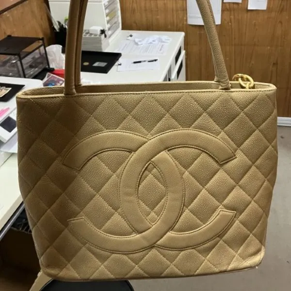 シャネル　復刻トート　キャビアスキン