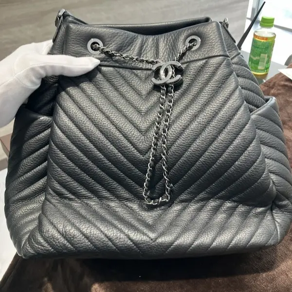 シャネル　シェブロン　巾着型ショルダーバッグ