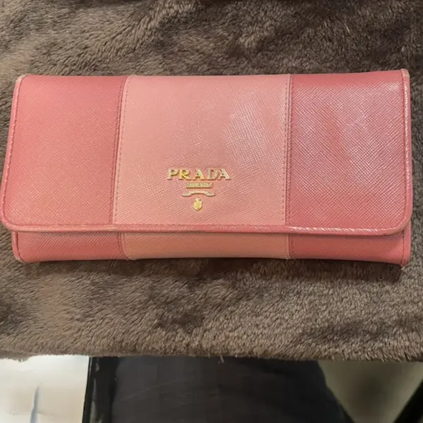 プラダ　サフィアーノレザー　二つ折り長財布