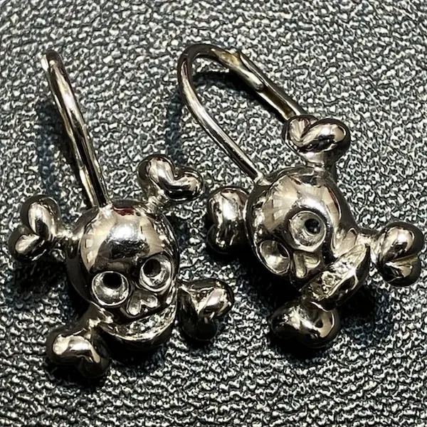 ディオール　フィアンセ ドゥ バンパイア　スカルモチーフ　ピアス