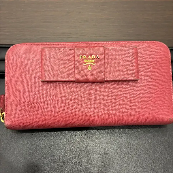 プラダ　サフィアーノ フィオッコ　リボンモチーフ　ラウンドファスナー長財布