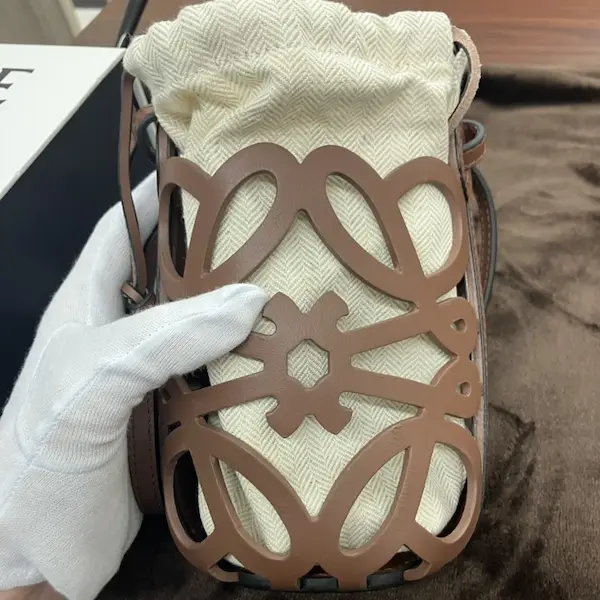 ロエベ　アナグラム　カットアウト ポケット　ショルダーバッグ