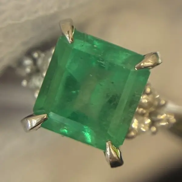 エメラルド　0.85ct