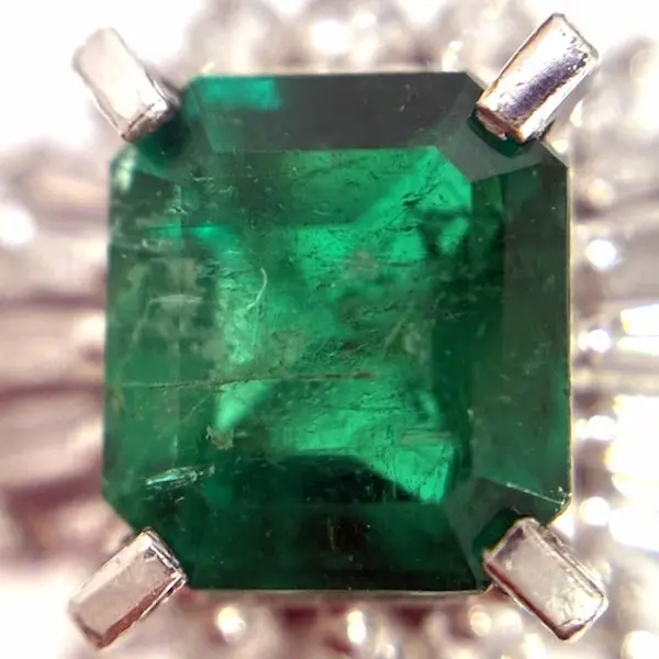 エメラルド　0.68ct