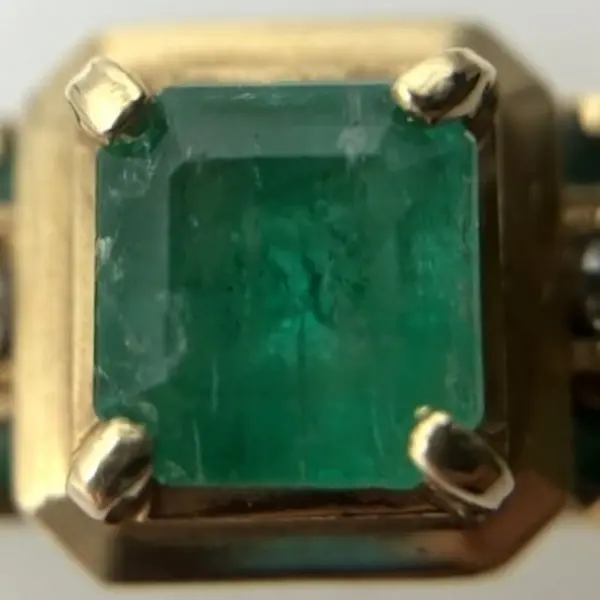エメラルド　0.83ct