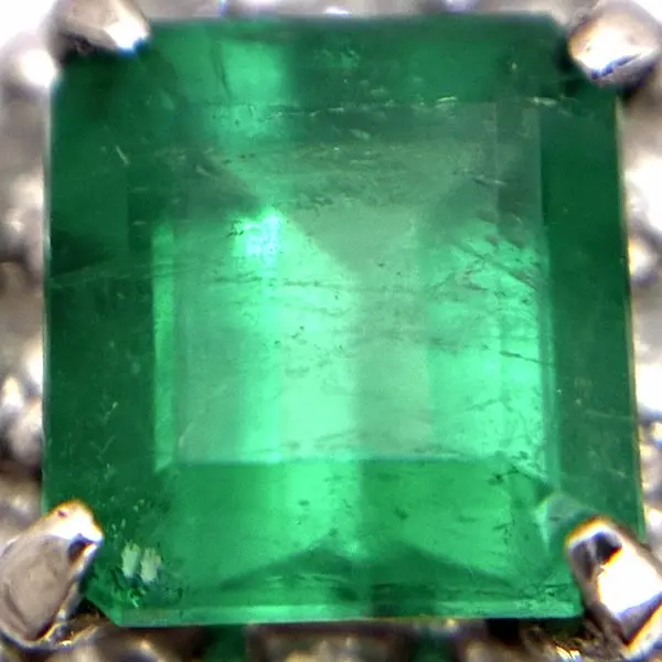 エメラルド　0.68ct