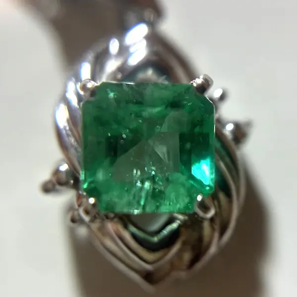 エメラルド　0.64ct
