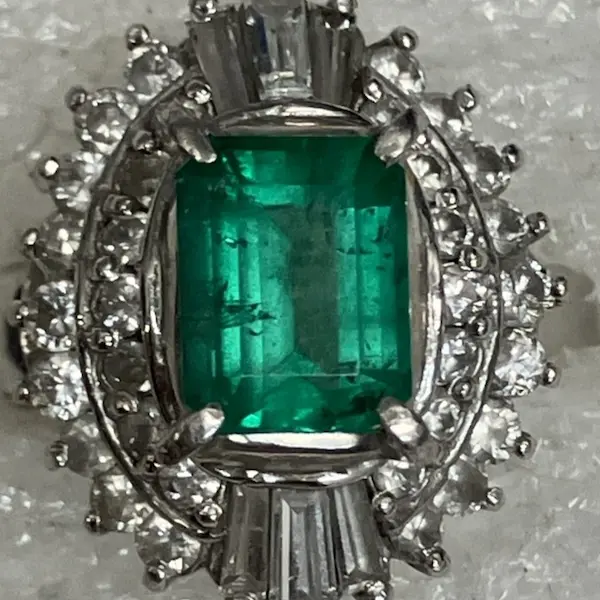 エメラルド　0.92ct