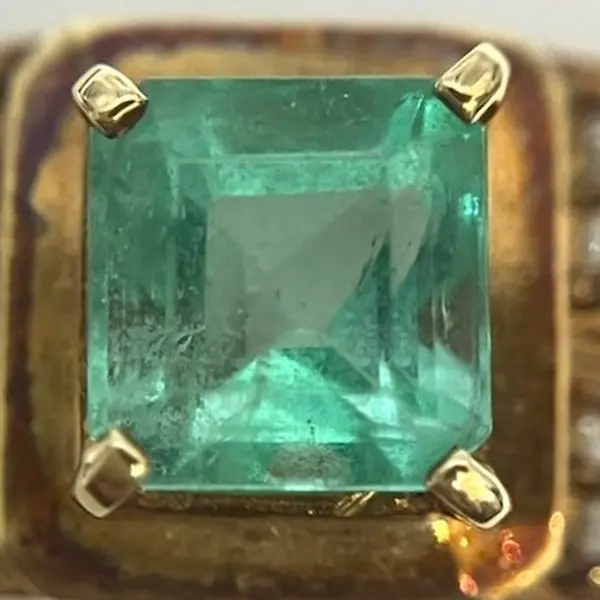 エメラルド　0.7ct